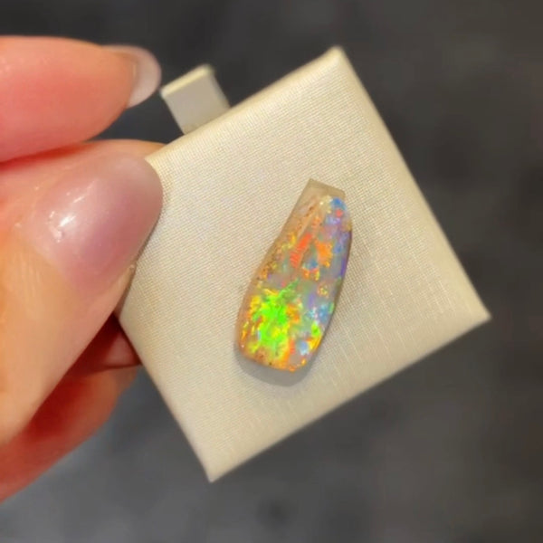 6.8ct boulder opal 20.7x9.5x4.5MM